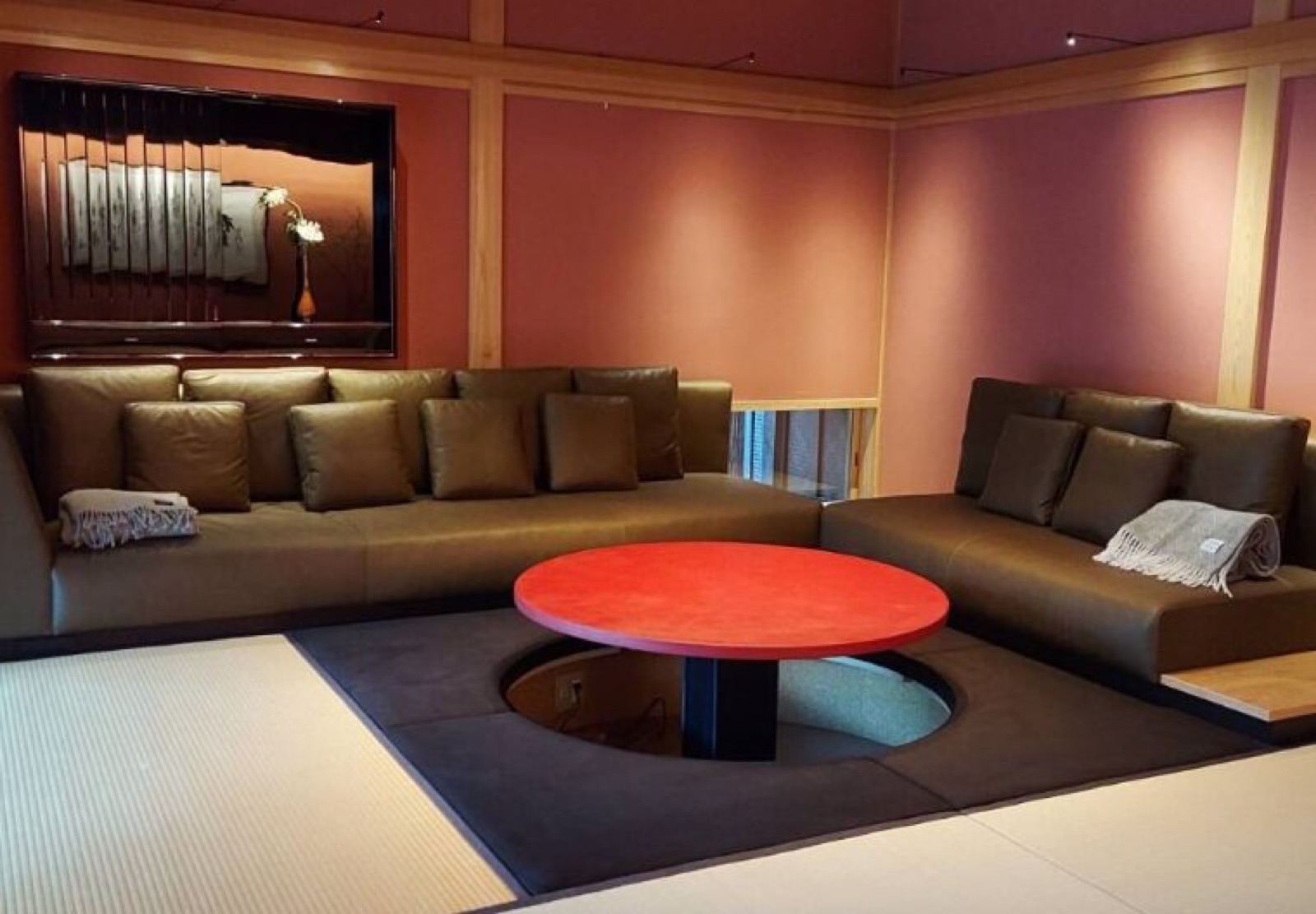泊まれる武家屋敷「萌蘖」に納めたロー＆ワイドソファ 写真1